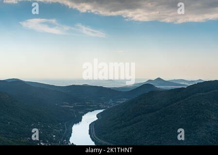 Rivière de la Lobe avec des collines des montagnes de Cesks strodohori depuis la colline de Vysoky Ostry au-dessus d'Usti nad Labem en République tchèque Banque D'Images