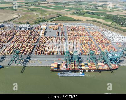 Antwerpen, 9th août 2022, Belgique. Le port d'Anvers le plus grand port maritime de Belgique le deuxième plus grand port d'Europe après Rotterdam. Industriel Banque D'Images