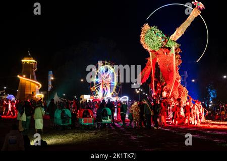 NIGHT, WICKER MAN : The festival foule at the Green Man Wicker Man at Night at the Green Man 2022 festival de musique au pays de Galles, Royaume-Uni. Photo : Rob Watkins/Alamy Banque D'Images