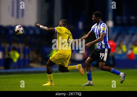 Adedeji Oshilaja #4 de Burton Albion et Tireeq Bakinson #19 de Sheffield mercredi pendant le match du Trophée Papa John's Sheffield mercredi vs Burton Albion à Hillsborough, Sheffield, Royaume-Uni, 20th septembre 2022 (photo de Ben Early/News Images) Banque D'Images