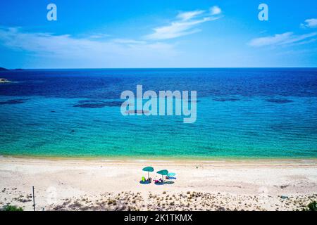 Vue panoramique sur un ciel bleu ciel nuageux et paisible paysage marin avec parasols sur la plage de sable Banque D'Images