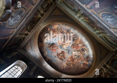 WOODSTOCK, OXFORDSHIRE, Royaume-Uni - SEPTEMBRE 13 2022 : le triomphe du duc de Marlborough, peinture au plafond au Grand salon du Palais de Blenheim Banque D'Images