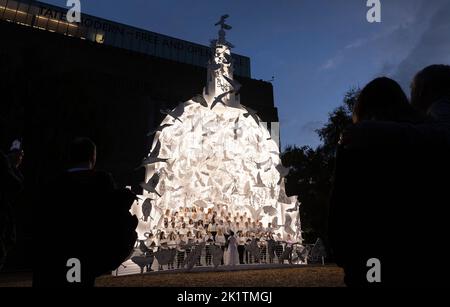USAGE ÉDITORIAL SEULS des chorales basées à Londres, le chœur bulgare de Londres, le chœur gospel africain de Londres et le chœur Merbecke se présentent au dévoilement d'une sculpture intitulée Come Home Again par l'artiste es Devlin en collaboration avec Cartier, qui met en évidence les espèces menacées de Londres, est dévoilé au Tate Modern Garden de Londres. Date de la photo: Mardi 20 septembre 2022. Banque D'Images