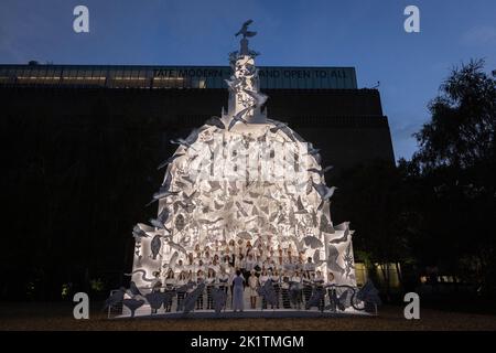 USAGE ÉDITORIAL SEULS des chorales basées à Londres, le chœur bulgare de Londres, le chœur gospel africain de Londres et le chœur Merbecke se présentent au dévoilement d'une sculpture intitulée Come Home Again par l'artiste es Devlin en collaboration avec Cartier, qui met en évidence les espèces menacées de Londres, est dévoilé au Tate Modern Garden de Londres. Date de la photo: Mardi 20 septembre 2022. Banque D'Images