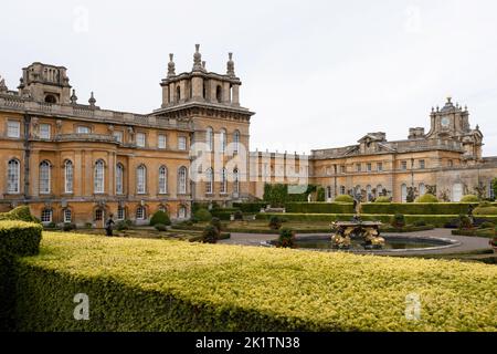 Palais de Blenheim à Woodstock, Oxfordshire, Angleterre avec la fontaine Mermaid dans le jardin italien à l'est du palais Banque D'Images