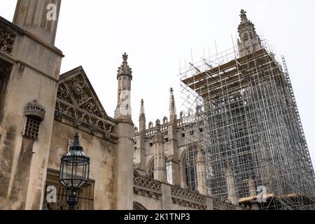 Échafaudage autour de la chapelle du King's College de l'Université de Cambridge en raison de travaux de restauration. A quitté King's College. Isolé sur blanc Banque D'Images