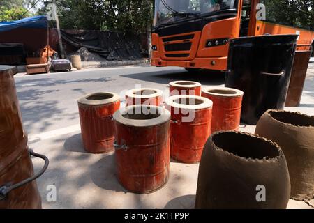 Le four traditionnel indien DIY Clay Oven également appelé Desi Mitti Ka Tandoor Chulha Bhatti fait de boue, paille de blé foin Bhoosa Tin Dhaba tambour est utilisé dans Dhaba pour la cuisson Banque D'Images