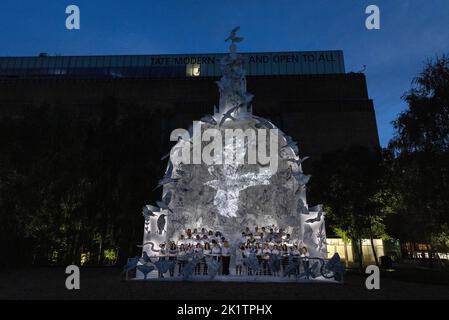USAGE ÉDITORIAL SEULS des chorales basées à Londres, le chœur bulgare de Londres, le chœur gospel africain de Londres et le chœur Merbecke se présentent au dévoilement d'une sculpture intitulée Come Home Again par l'artiste es Devlin en collaboration avec Cartier, qui met en évidence les espèces menacées de Londres, est dévoilé au Tate Modern Garden de Londres. Date de la photo: Mardi 20 septembre 2022. Banque D'Images