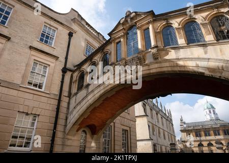 Hertford Bridge, connu sous le nom de « Bridge of Soupirs », est un skyway qui rejoint deux parties du Hertford College au-dessus de New College Lane à Oxford, au Royaume-Uni Banque D'Images