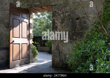 Entrée au jardin botanique et à l'arboretum d'Oxford, fondé en 1621, dans le centre d'Oxford, au Royaume-Uni. Derrière le mur et la porte ouverte le jardin commence Banque D'Images