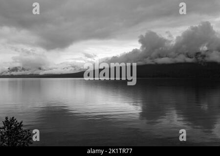 Vue en noir et blanc sur le ciel orageux au-dessus du lac McDonald ; Parc national des Glaciers ; Montana ; États-Unis Banque D'Images