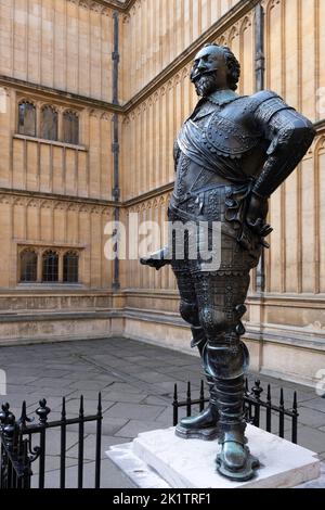 Statue de William Herbert, comte de Pembroke devant la cour Bodleian à l'entrée de l'école de divinité, Oxford, Oxfordshire, Angleterre Banque D'Images