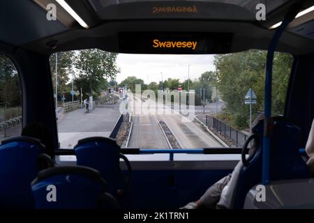 Vue à travers la fenêtre supérieure d'un bus à impériale Cambridgeshire depuis la ligne de bus guidée. Les voies d'acheminement sont clairement visibles à l'endroit où le bus doit se déplacer Banque D'Images