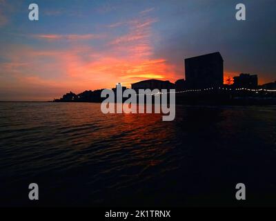 Pozzallo, la tour de cabrera au coucher du soleil. Banque D'Images