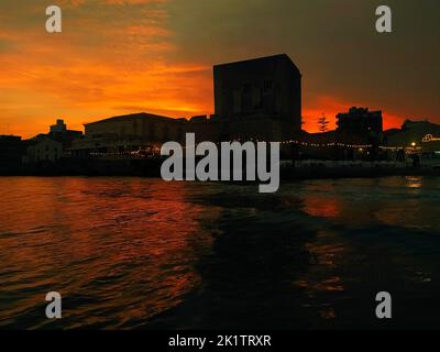 Pozzallo, la tour de cabrera au coucher du soleil. Banque D'Images