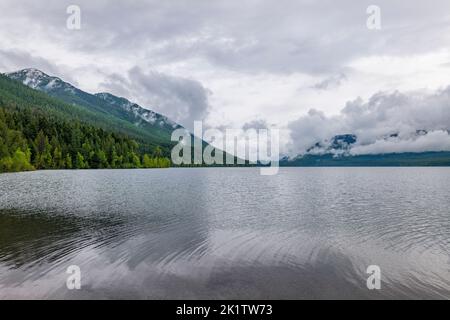 Ciel orageux au-dessus du lac McDonald ; Parc national des Glaciers ; Montana ; États-Unis Banque D'Images