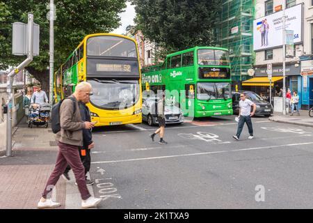 Bus aux feux de signalisation du centre-ville de Dublin, Irlande. Banque D'Images