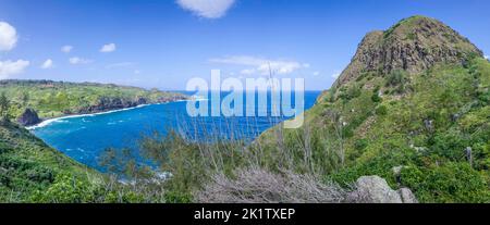 Huit images verticasl ont été combinées numériquement pour créer ce panorama de Kahakuloa Head and Bay, Maui, Hawaii. Banque D'Images