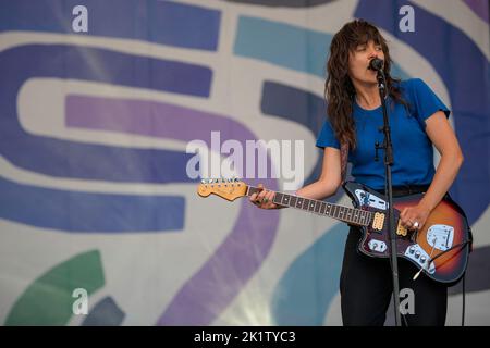 Courtney Barnett, chanteuse, auteur-compositeur et musicien australien, se produit en direct au festival Tempelhof Sounds de Berlin, en Allemagne Banque D'Images