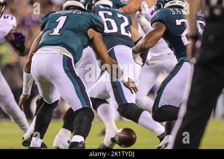 Philadelphie, Pennsylvanie, États-Unis. 19th septembre 2022. Philadelphia Eagles Quarterback JALEN HURTS (1) fume la pression pendant une semaine deux match entre les Philadelphia Eagles et les Minnesota Vikings Monday, au Lincoln Financial Field. (Image de crédit : © Saquan Stimpson/ZUMA Press Wire) Banque D'Images