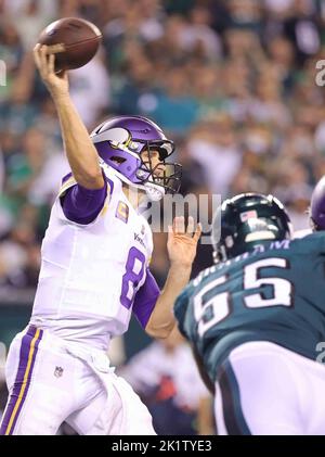 Philadelphie, Pennsylvanie, États-Unis. 19th septembre 2022. Minnesota Vikings Quarterback KIRK COUSINS (8) en action pendant une partie de la semaine deux entre les Philadelphia Eagles et le Minnesota Vikings Monday, au Lincoln Financial Field. (Image de crédit : © Saquan Stimpson/ZUMA Press Wire) Banque D'Images