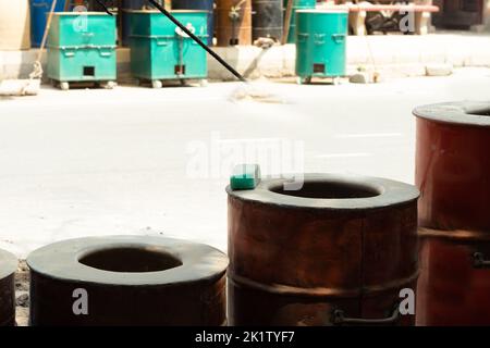 Le four traditionnel indien DIY Clay Oven également appelé Desi Mitti Ka Tandoor Chulha Bhatti fait de boue, paille de blé foin Bhoosa Tin Dhaba tambour est utilisé dans Dhaba pour la cuisson Banque D'Images