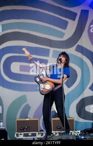 Courtney Barnett, chanteuse, auteur-compositeur et musicien australien, se produit en direct au festival Tempelhof Sounds de Berlin, en Allemagne Banque D'Images