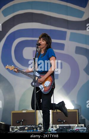Courtney Barnett, chanteuse, auteur-compositeur et musicien australien, se produit en direct au festival Tempelhof Sounds de Berlin, en Allemagne Banque D'Images