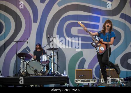 Courtney Barnett, chanteuse, auteur-compositeur et musicien australien, se produit en direct au festival Tempelhof Sounds de Berlin, en Allemagne Banque D'Images