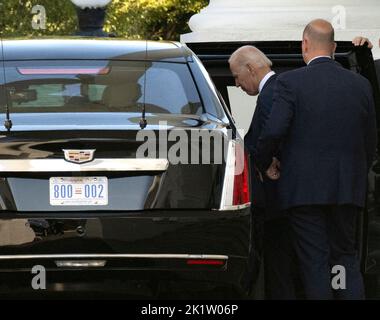 Washington, États-Unis d'Amérique. 20th septembre 2022. Le président des États-Unis, Joe Biden, à bord de la « Bête » au départ de la joint base Andrews, Maryland, où il embarque à bord de la Air Force One pour prendre l'avion pour New York, New York, pour participer aux événements entourant l'ouverture de l'Assemblée générale des Nations Unies, Sur le terrain nord de la Maison Blanche à Washington, DC le mardi, 20 septembre 2022.Credit: Ron Sachs/Pool/Sipa USA Credit: SIPA USA/Alay Live News Banque D'Images