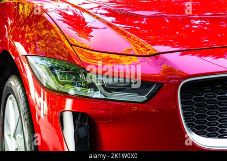 Lviv, Ukraine - 30 juin 2019 : face avant de la Jaguar i-Pace rouge Banque D'Images