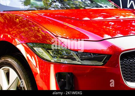 Lviv, Ukraine - 30 juin 2019 : face avant de la Jaguar i-Pace rouge Banque D'Images