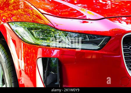 Lviv, Ukraine - 30 juin 2019 : face avant de la Jaguar i-Pace rouge Banque D'Images