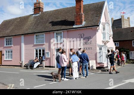 Scène de rue animée dans la populaire Pump Street et Market Hill, Orford, , Suffolk, Angleterre, Royaume-Uni Banque D'Images