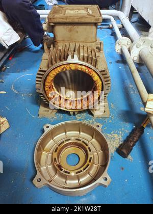 bobinage du moteur brûlé, isolation basse de l'enroulement du moteur, test du mégohmmètre, défaut d'isolation sur le moteur électrique, défaut de mise à la terre du moteur électrique, mise à la terre du moteur Banque D'Images