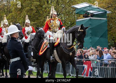 Windsor, Royaume-Uni. 19th septembre 2022. Une division montée de l'escorte de Sovereign se poursuit le long de la longue promenade dans le Grand parc de Windsor vers l'avant de la procession du cercueil de la reine Elizabeth II à la chapelle Saint-Georges pour le service de committal. La reine Elizabeth II, le monarque le plus longtemps au Royaume-Uni, est décédée à Balmoral à l'âge de 96 ans le 8th septembre 2022 après un règne de 70 ans. Crédit : Mark Kerrison/Alamy Live News Banque D'Images