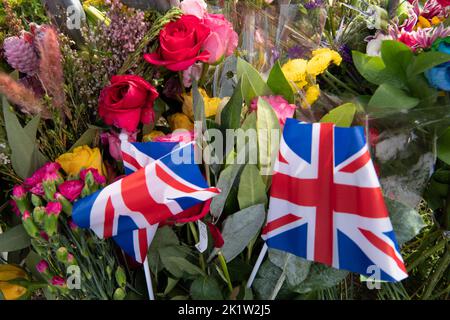 Windsor, Berkshire, Royaume-Uni. 20th septembre 2022. À la suite des tristes funérailles d'État royal de la Reine Elizabeth II hier, les gens continuaient à déposer des hommages floraux pour sa Majesté la Reine hier soir et aujourd'hui à Windsor contre les murs du château de Windsor. Crédit : Maureen McLean/Alay Live News Banque D'Images
