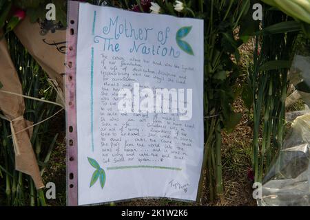 Windsor, Berkshire, Royaume-Uni. 20th septembre 2022. À la suite des tristes funérailles d'État royal de la Reine Elizabeth II hier, les gens continuaient à déposer des hommages floraux pour sa Majesté la Reine hier soir et aujourd'hui à Windsor contre les murs du château de Windsor. Crédit : Maureen McLean/Alay Live News Banque D'Images