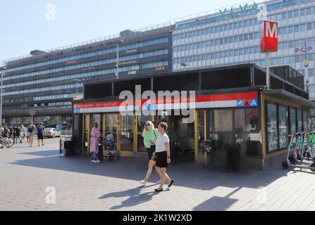 Helsinki, Finlande - 20 août 2022 : entrée de la station de métro Rautatientori à la gare centrale. Banque D'Images