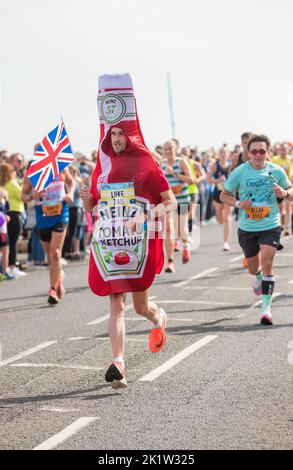 Les coureurs déguisés en une bouteille de ketchup Heinz Tomato participent au semi-marathon Great North Run 2022 Banque D'Images