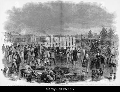 La guerre en Caroline du Nord - amener les prisonniers rebelles dans le camp capturé, derrière le fort Huger, l'île de Roanoke, après la victoire nationale, 8 février 1862 - exposition extraordinaire des costumes rebelles. Illustration de la guerre de Sécession américaine du 19th siècle tirée du journal illustré de Frank Leslie Banque D'Images