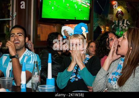 Des fans enthousiastes regardant l'équipe nationale jouer la finale de la coupe de l'Amérique contre le Chili dans un bar Banque D'Images