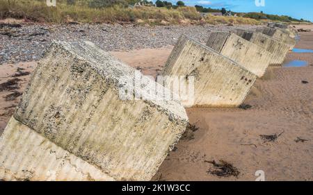 Grands blocs de béton utilisés comme défenses anti-chars de la Seconde Guerre mondiale sur la plage d'Alnmouth Bay, Alnmouth, Northumberland, Angleterre, Royaume-Uni. Banque D'Images