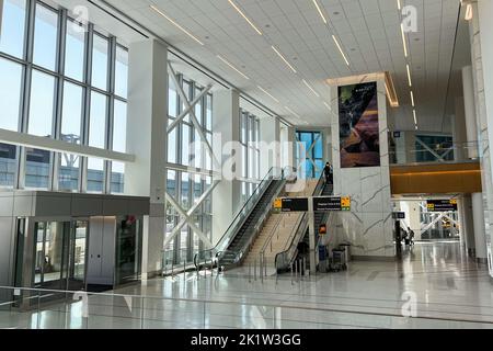 East Elmhurst Queens, États-Unis. 18th septembre 2022. Les passagers sont vus au nouveau terminal Delta Air Lines à l'aéroport LaGuardia le 18 septembre 2022. Le terminal C, le nouveau terminal dédié de Delta, a été construit pour un coût d'environ $4 milliards. (Photo de Samuel Rigelhaupt/Sipa USA) crédit: SIPA USA/Alay Live News Banque D'Images