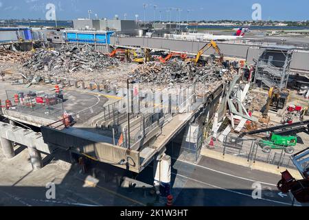 East Elmhurst Queens, États-Unis. 18th septembre 2022. La démolition des anciens terminaux C et D est vue depuis le nouveau terminal C consolidé de $4 milliards de Delta à l'aéroport LaGuardia le 20 septembre 2022. Delta a ouvert son nouveau terminal sur 4 juin 2022. (Photo de Samuel Rigelhaupt/Sipa USA) crédit: SIPA USA/Alay Live News Banque D'Images