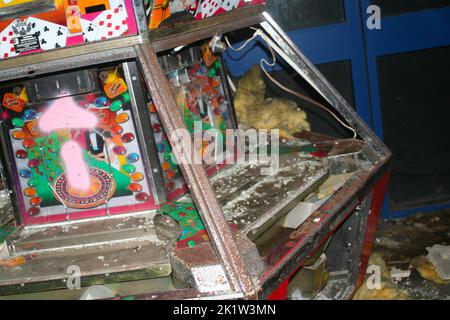 Machine à poussoir de pièces d'arcade abandonnée Banque D'Images