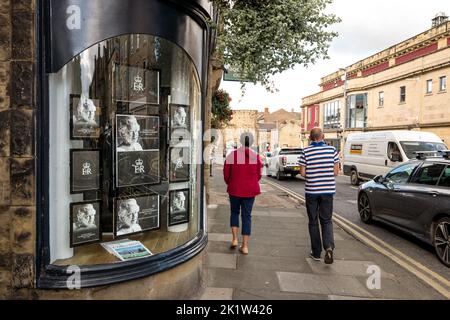 Portraits en noir et blanc de la reine Elizabeth 2nd exposés dans une vitrine incurvée de la ville marchande d'Alnwick, Northumberland, Angleterre. Banque D'Images