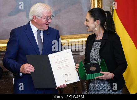 Mexiko Stadt, Mexique. 20th septembre 2022. Le président allemand Frank-Walter Steinmeier est nommé citoyen honoraire de Mexico par Claudia Sheinbaum Pardo, maire de Mexico, à l'hôtel de ville. Le président Steinmeier et sa femme sont au Mexique pour une visite de deux jours. Credit: Bernd von Jutrczenka/dpa/Alamy Live News Banque D'Images