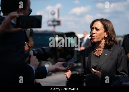 Orangeburg, États-Unis. 17th septembre 2022. Le vice-président des États-Unis, Kamala Harris, s'entretient avec les membres des médias sur le tarmac à l'aéroport métropolitain de Columbia, en Colombie-Ouest, en Caroline du Sud, à l'occasion de la Journée nationale d'inscription des électeurs, mardi, 20 septembre 2022. Harris a visité deux collèges historiquement noirs à Orangeburg pour parler de l'esprit d'entreprise, de la santé mentale et de l'inscription des électeurs. Photo de Sean Rayford'/UPI crédit: UPI/Alay Live News Banque D'Images