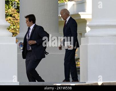 Washington, États-Unis. 20th septembre 2022. Le président des États-Unis Joe Biden, à droite, part pour la base conjointe Andrews, Maryland, où il embarque Air Force One pour prendre l'avion pour New York, New York, pour participer aux événements entourant l'ouverture de l'Assemblée générale des Nations Unies sur le terrain nord de la Maison Blanche à Washington, DC mardi, 20 septembre 2022. Photo de Ron Sachs/UPI crédit: UPI/Alay Live News Banque D'Images